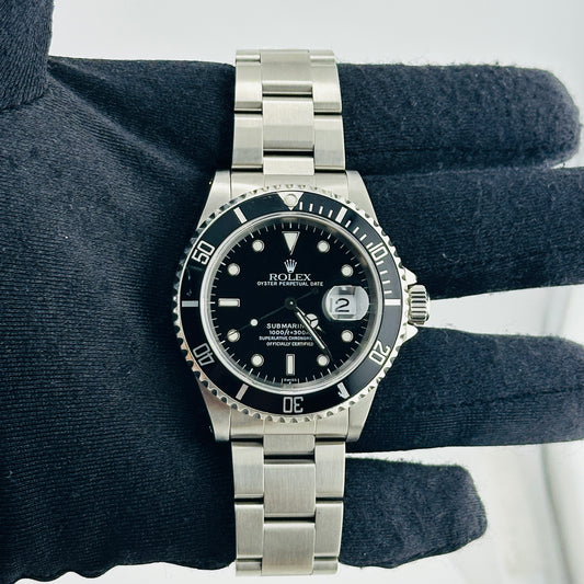 Rolex Submariner Black Dial on Oyster Ref. 16610 Papers 1999 — view 2