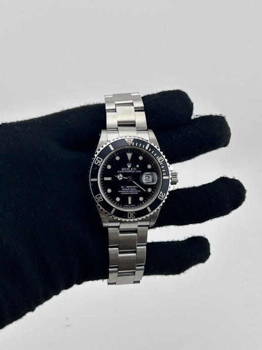 Rolex Submariner Black Dial on Oyster Ref. 16610 Papers 2000 — view 2
