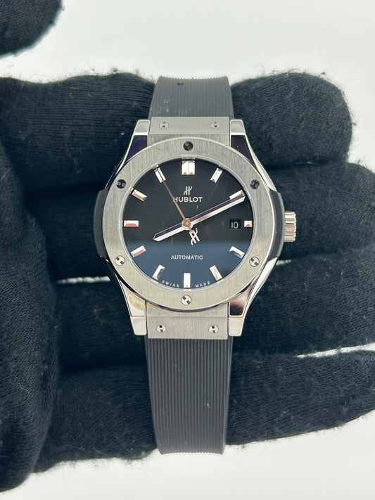 Hublot Classic Fusion Black Dial on Rubber Strap Ref. 582.NX.1170.RX.1704 Card Open Date — view 2