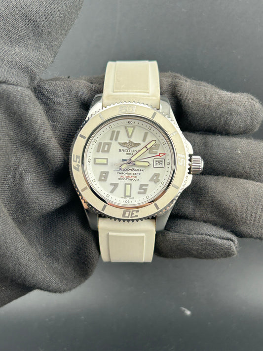Breitling Superocean Heritage White Arabic Numerals Dial on White Rubber Strap Ref. A17364A9/A763 Complete 2014 — view 2