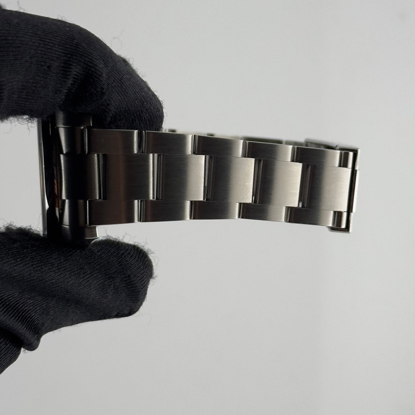 Rolex Oyster Perpetual Silver Dial on Oyster Ref. 114200 2010 — view 3