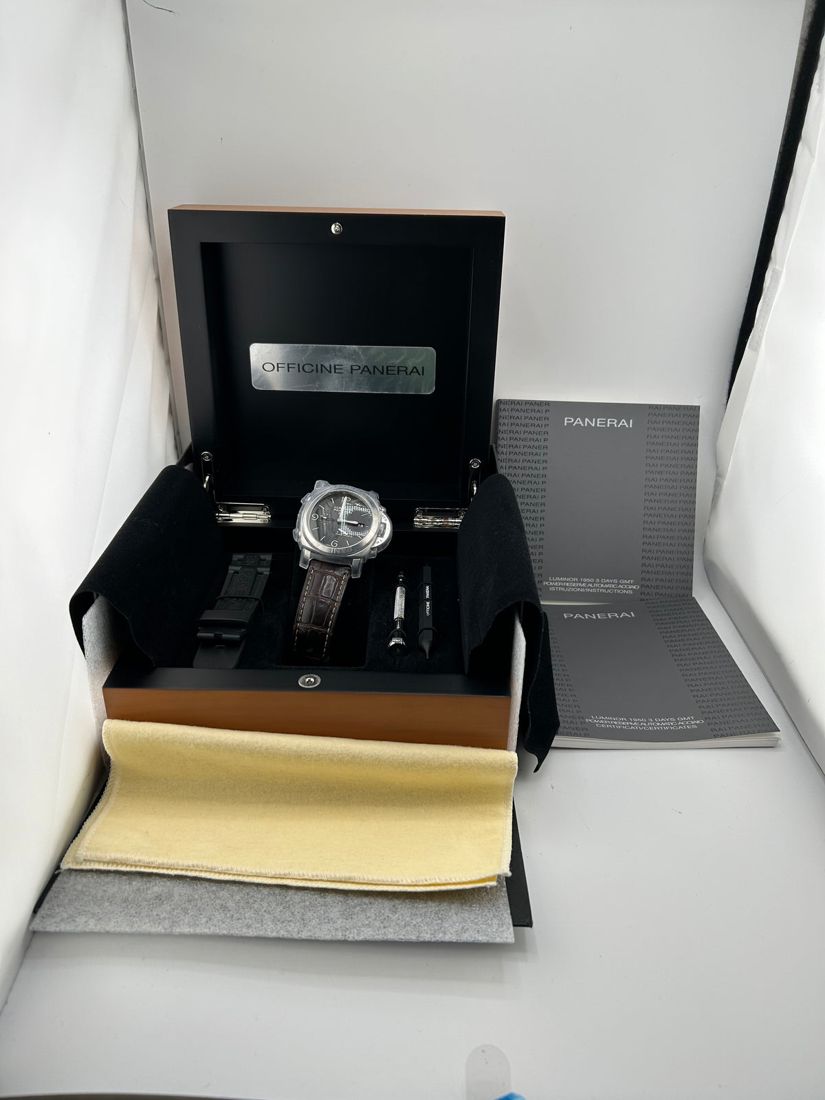 Panerai Luminor GMT Black Dial on Leather Ref. PAM00321 Complete 2015 — view 7