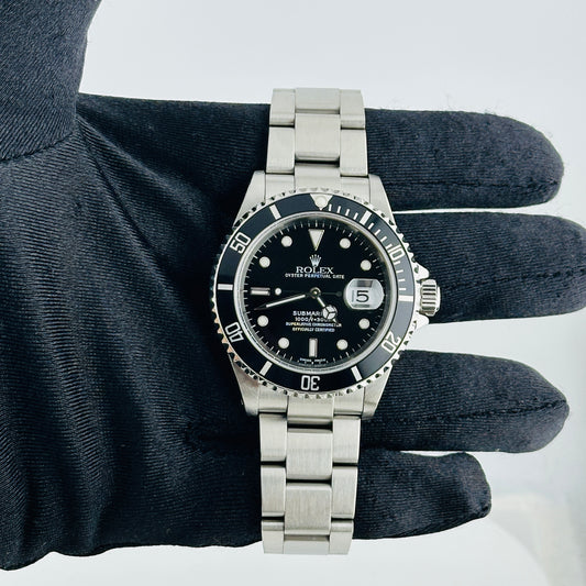 Rolex Submariner Black Dial on Oyster Ref. 16610 Papers 2001 — view 2