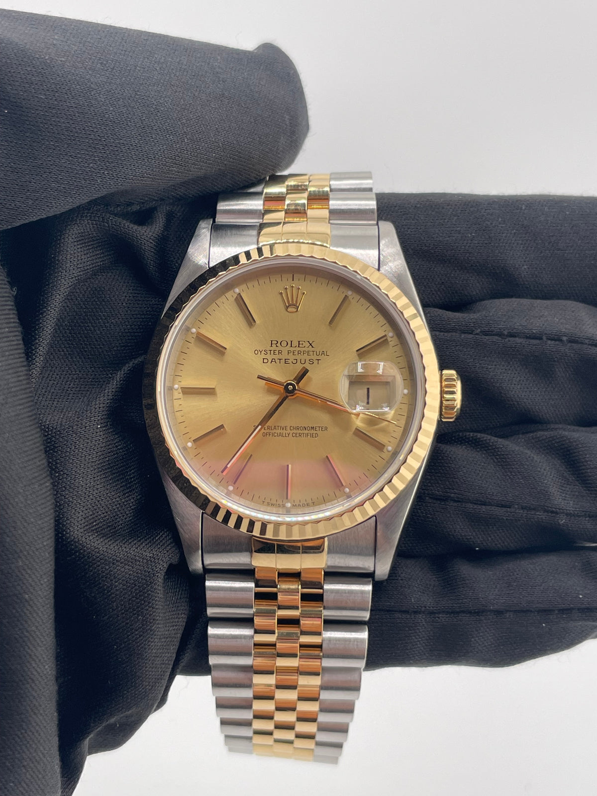 Rolex Datejust 36 Champagne Stick Dial on Jubilee Ref. 16233 Open Date — view 2