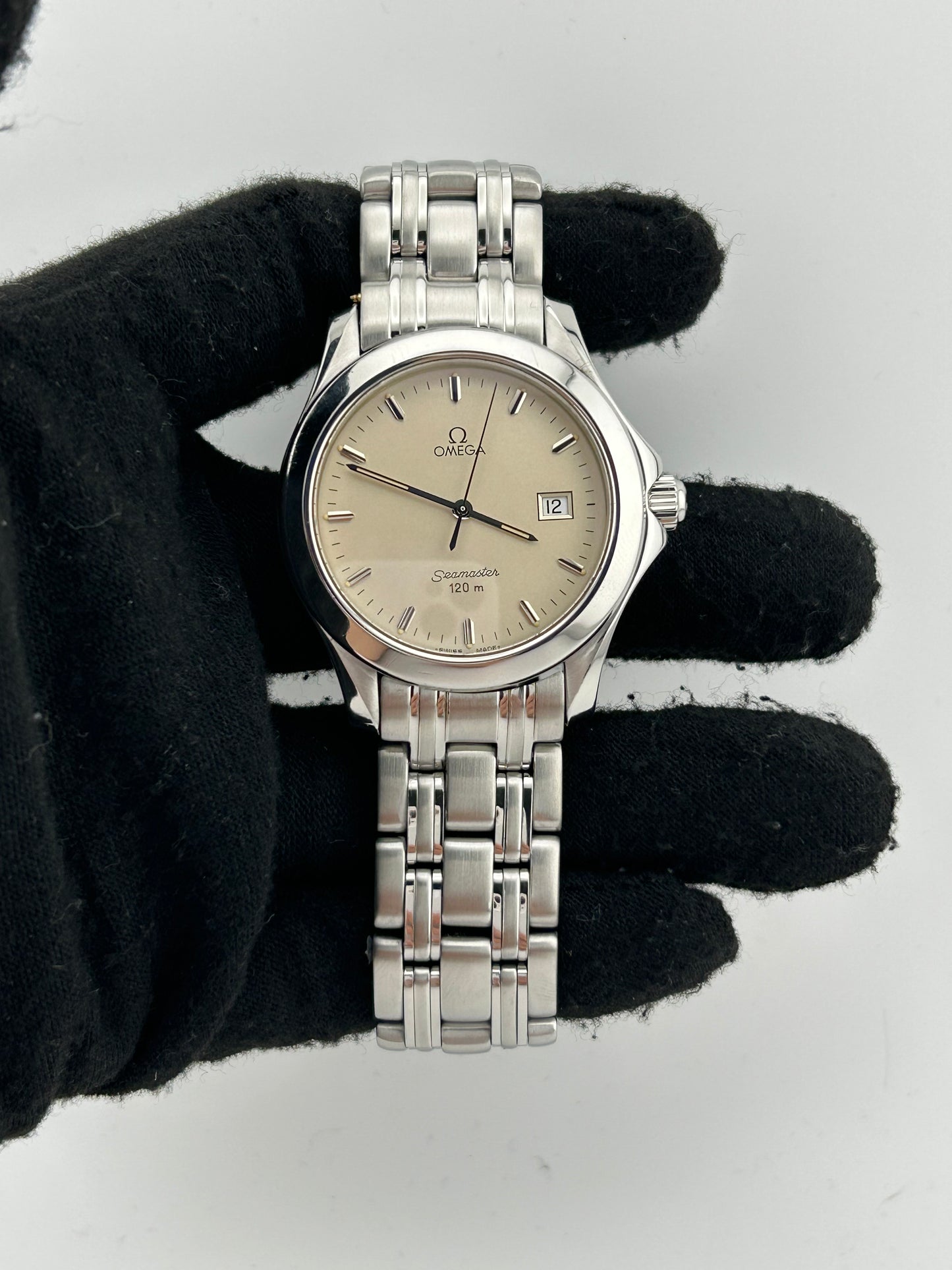 Omega Seamaster 120m Silver Dial on Stainless Steel Bracelet Ref. 2511.30 — view 2
