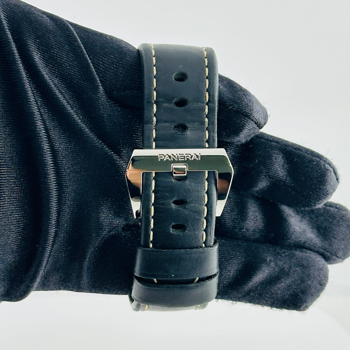 Panerai Luminor Base Black Dial on Leather Strap Ref. PAM00915 Complete 2021 — view 4