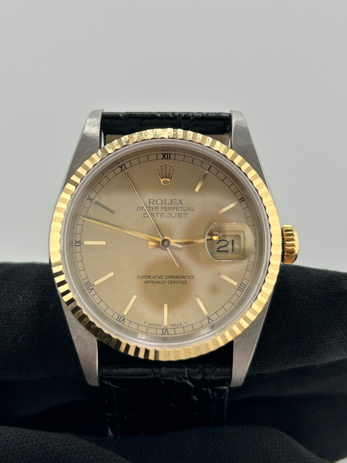 Rolex Datejust 36 Champagne Stick Dial on Generic Black Leather Strap Ref. 16233 1989 — view 2
