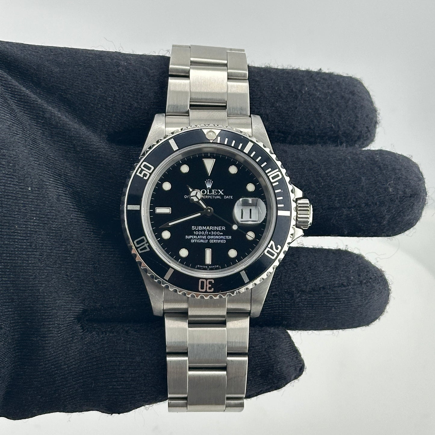 Rolex Submariner Date Black Dial on Oyster Ref. 16610 Papers 2006 — view 2