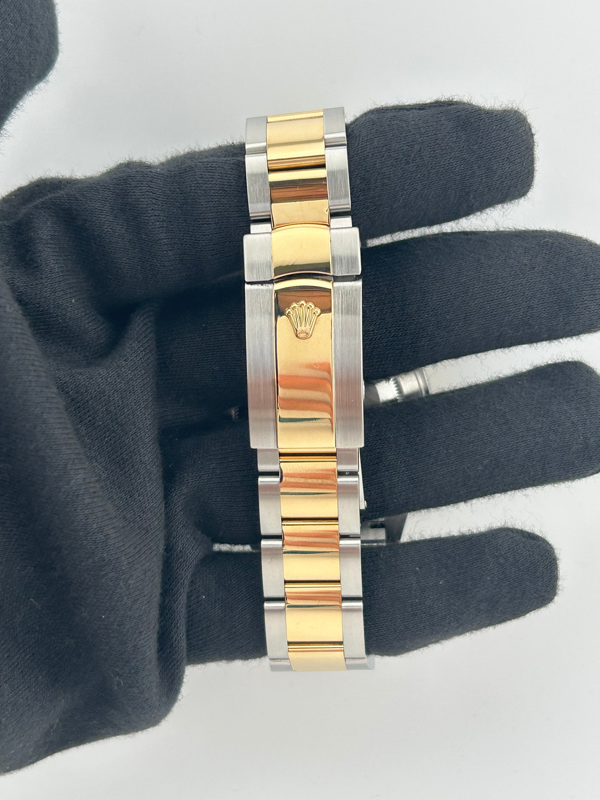 Rolex Datejust 41 Champagne Diamond Dial on Oyster Ref. 126333 Card 2017 — view 4