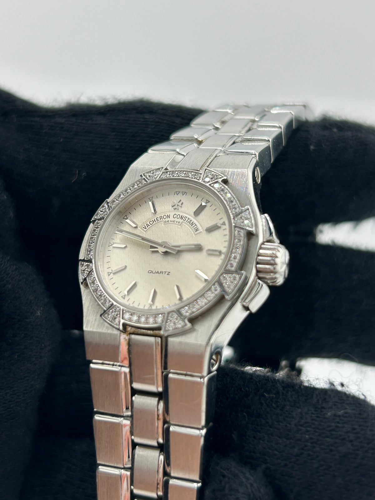 Vacheron Constantin Overseas White Dial on Stainless Steel Bracelet Ref. 16550/423A-8880 — view 3