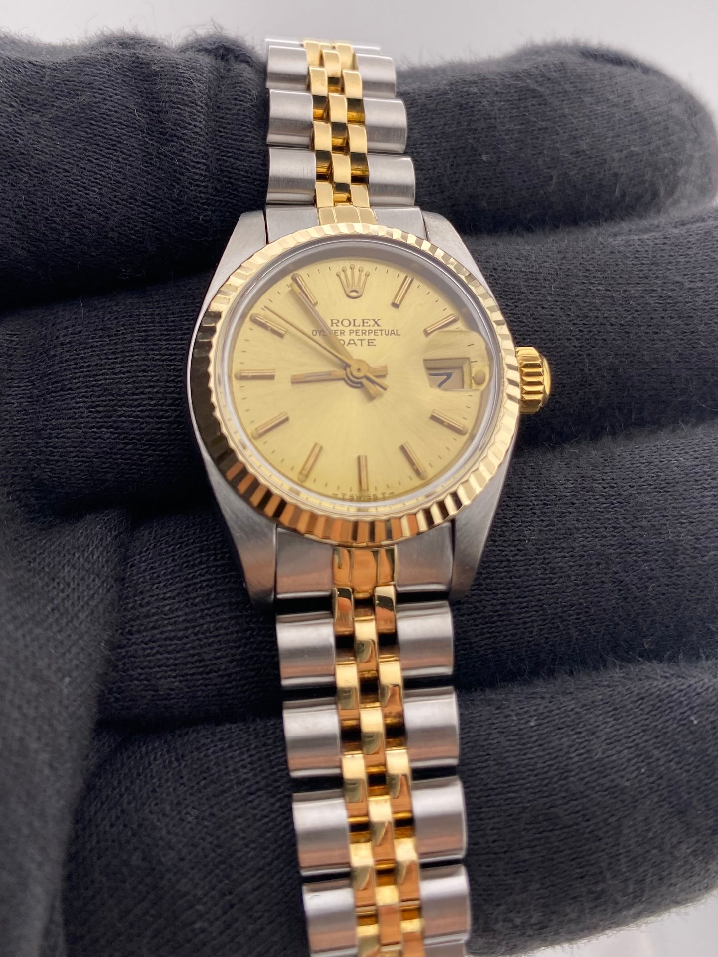 Rolex Oyster Perpetual Date Champagne Stick Dial on D Link Jubilee Ref. 6917 1983 — view 3