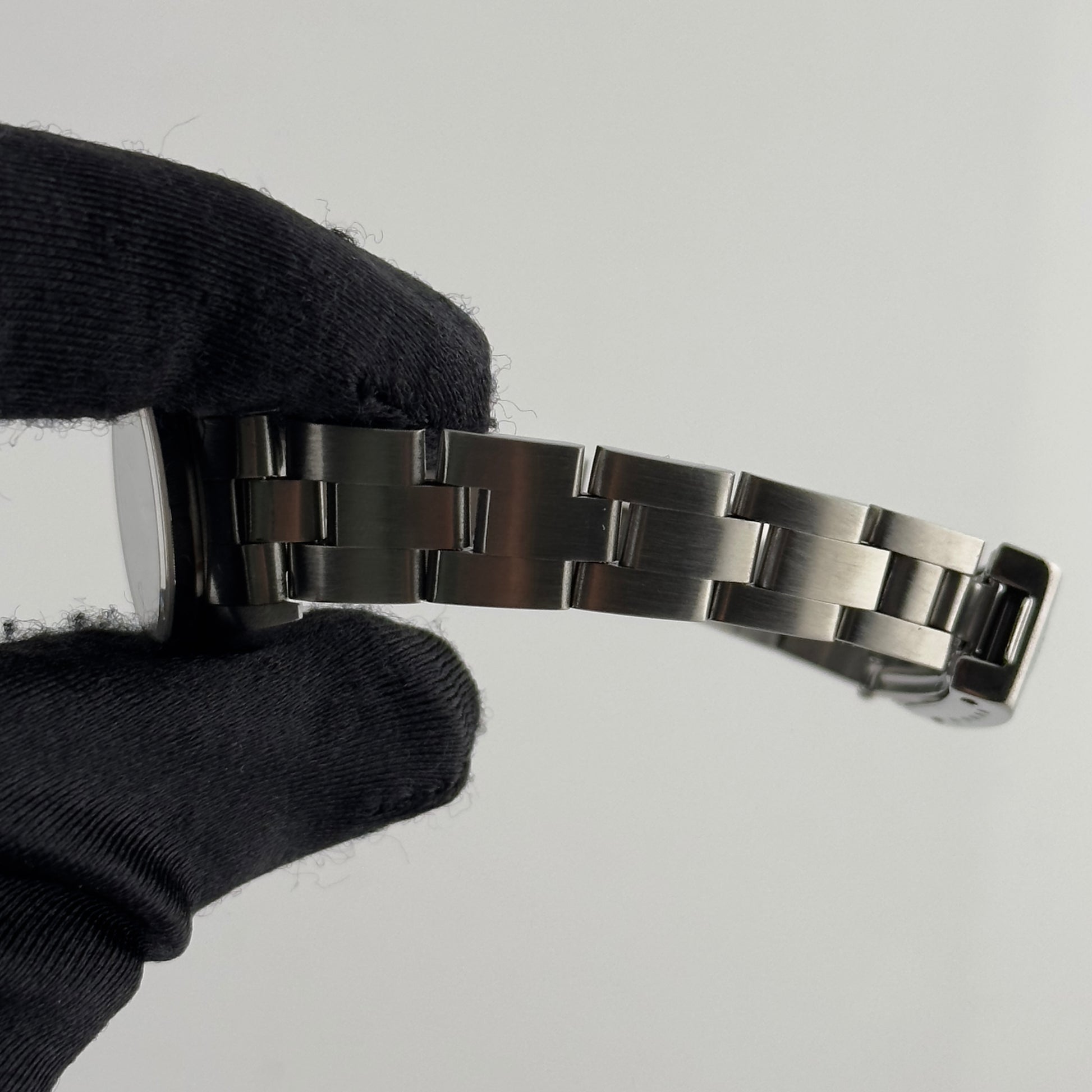Rolex Oyster Perpetual White Roman Dial on Oyster Ref. 67230 Papers 1997 — view 4