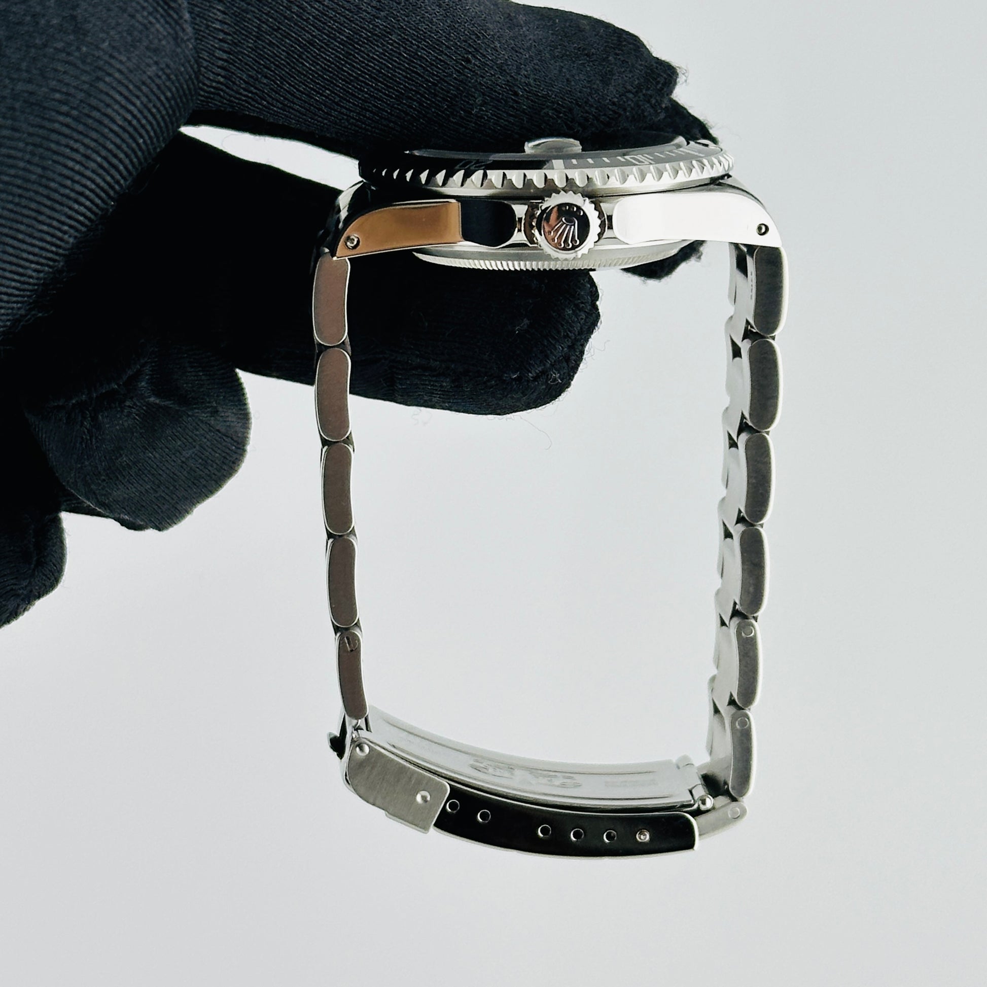 Rolex Submariner Black Dial on Oyster Ref. 16610 Papers 1999 — view 6