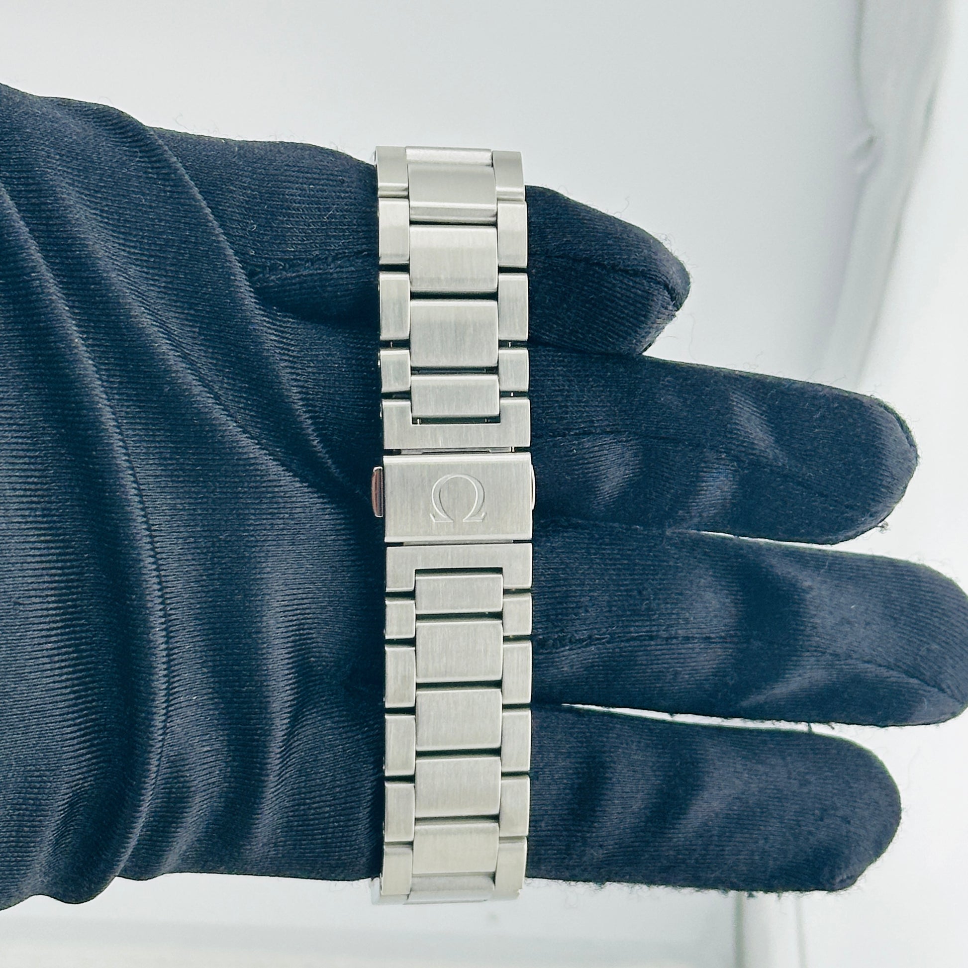 Omega Seamaster Aqua Terra Blue Teak Vertical Pattern Dial on Stainless Steel Bracelet Ref. 231.10.39.21.03.001 — view 5