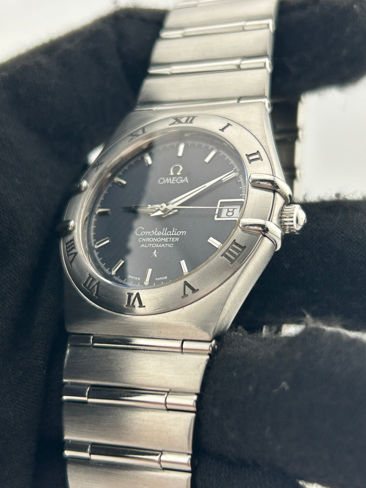 Omega Constellation Black Dial on Stainless Steel Bracelet Ref. 1502.40 — view 3