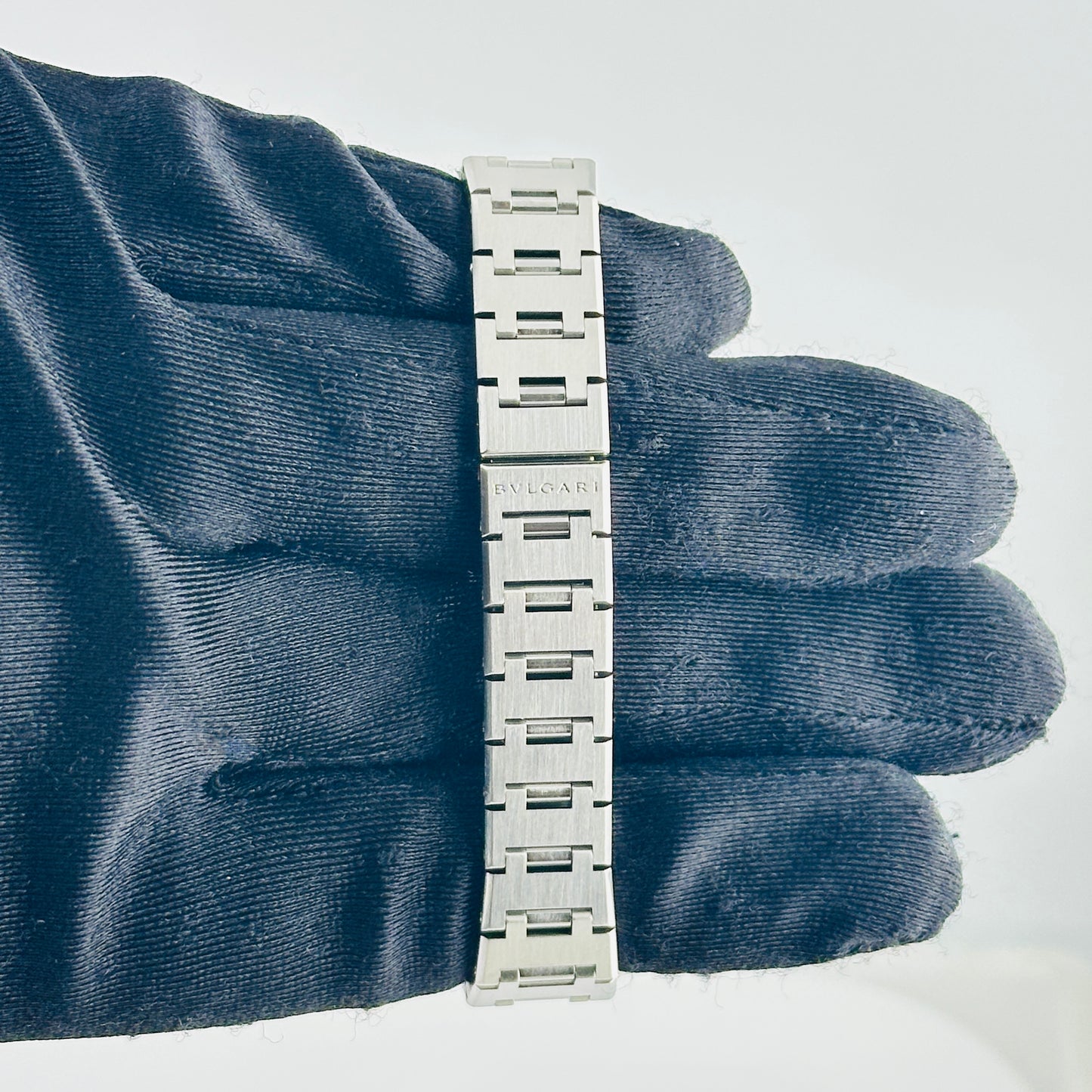 Bvlgari Bvlgari Black Dial on Stainless Steel Bracelet Ref. BB26SS — view 4