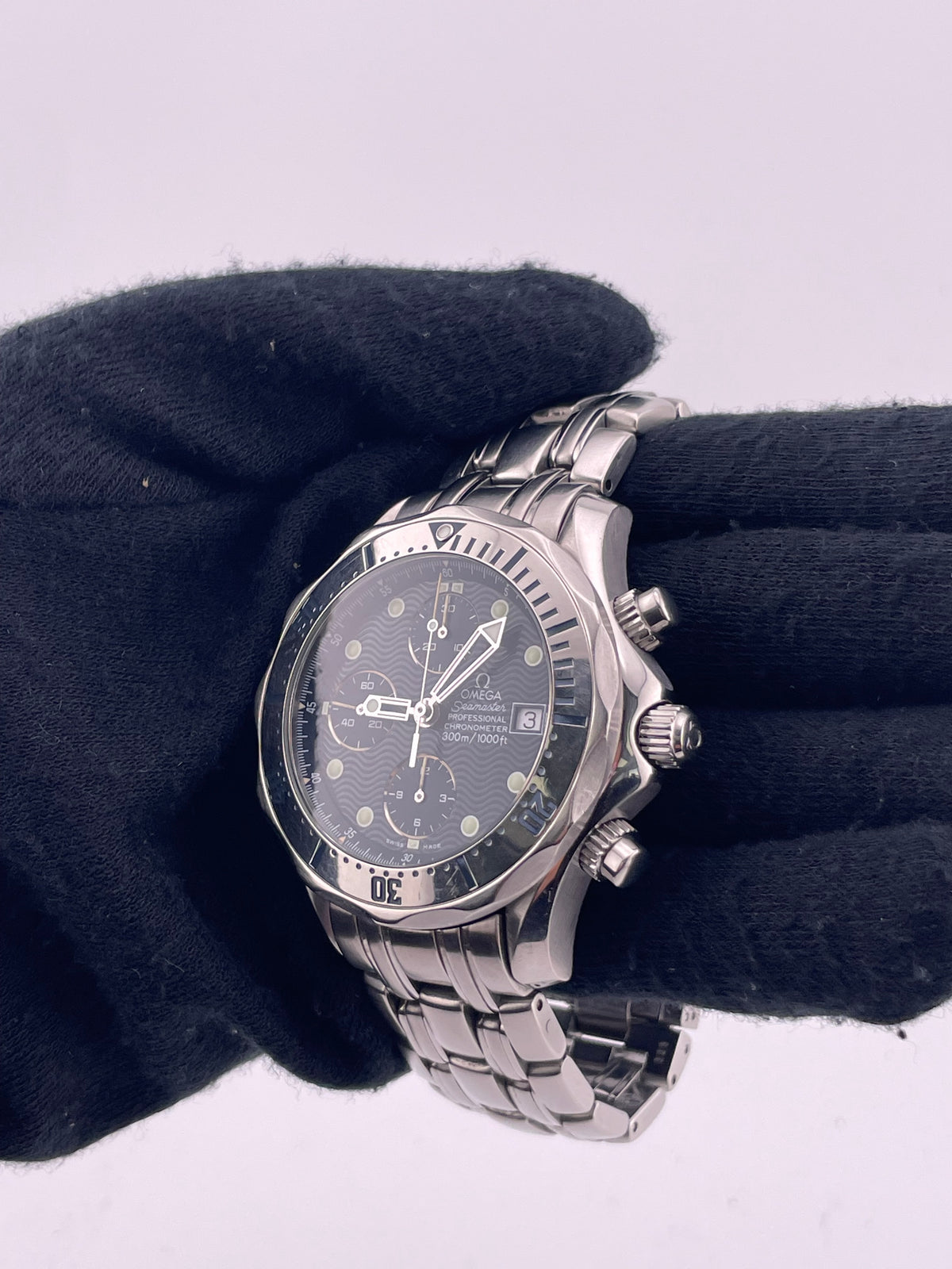 Omega Seamaster Blue Wave Motif Dial on Stainless Steel Bracelet Ref. 2598.80.00 Card 2001 — view 3
