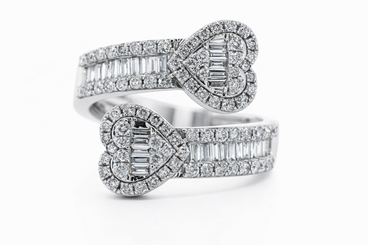 Anillo de puño abierto con forma de corazón de oro blanco de 14 quilates con diamantes - 1,05 CTW