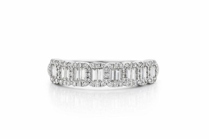 Anillo de moda de oro blanco de 14 quilates con diamantes de 0,52 ct, talla baguette y redonda