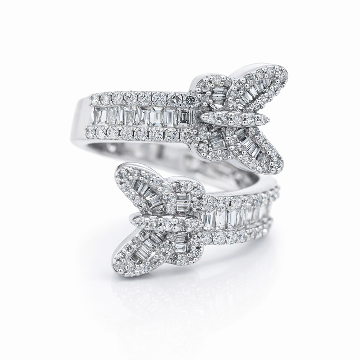 Anillo de moda abierto en oro blanco de 14K con mariposa de diamante de 1,06 CT