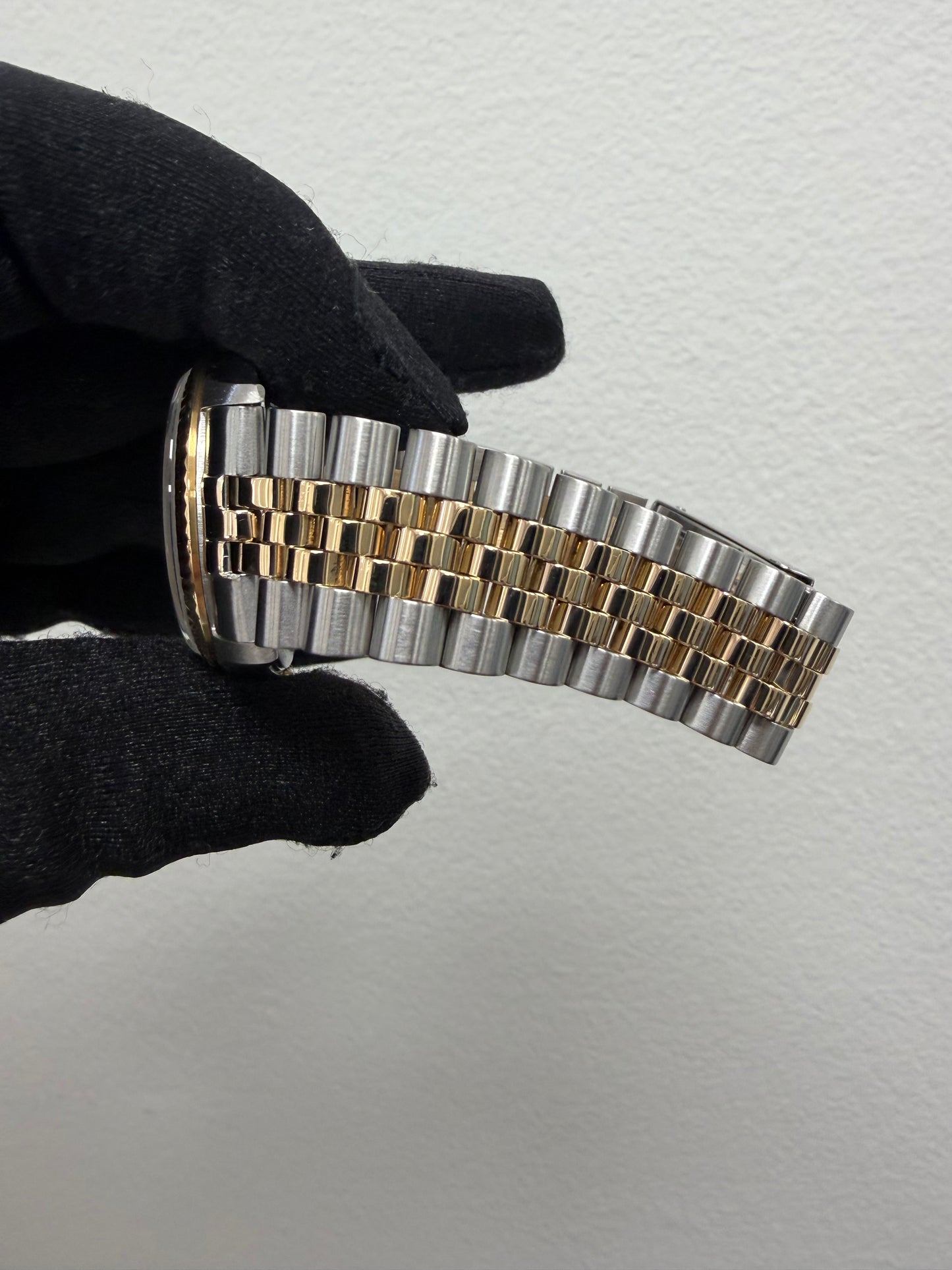Rolex Datejust 36 Champagne Roman Dial on Jubilee Ref. 16233 1996 — view 3
