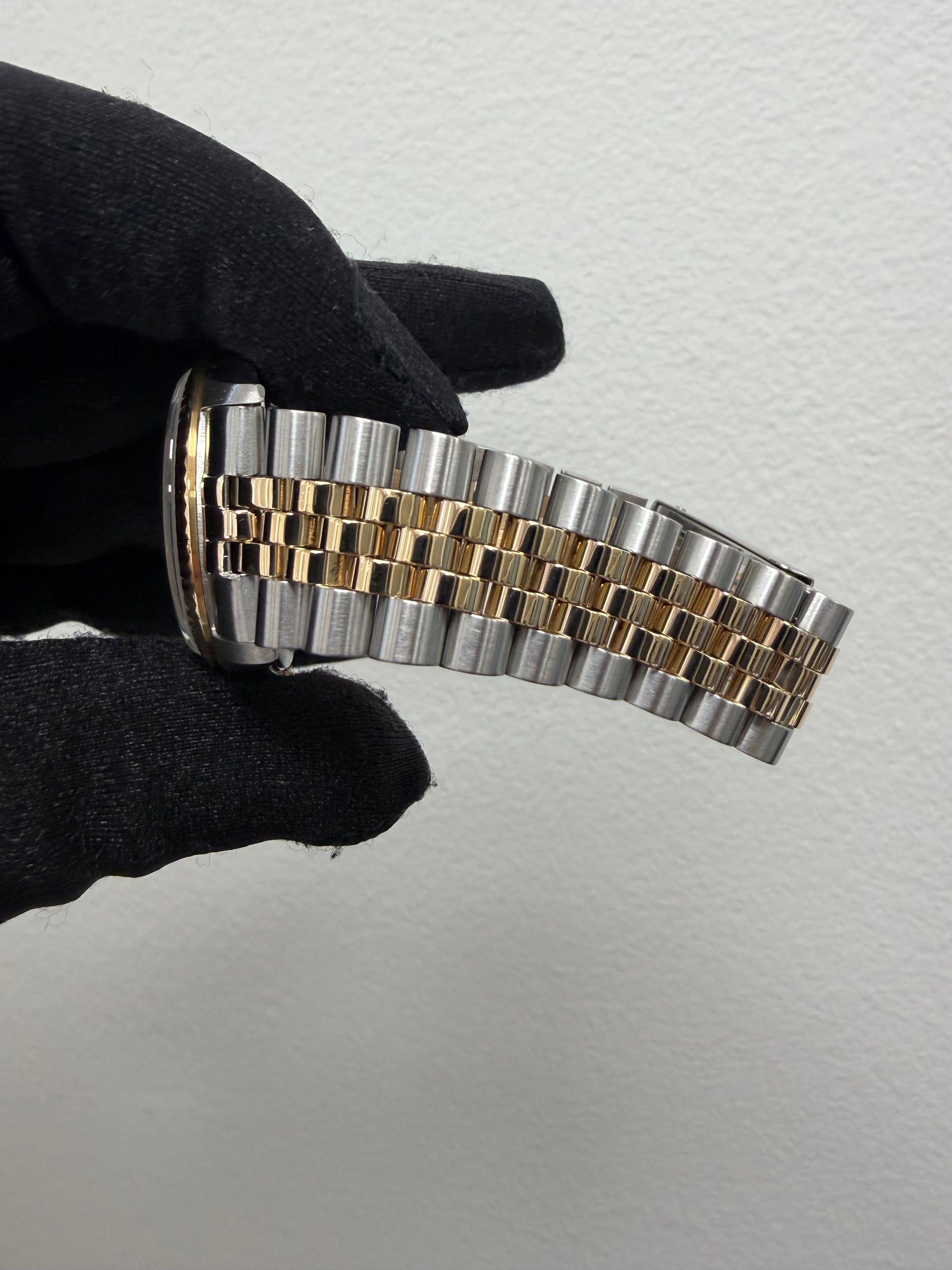 Rolex Datejust 36 Champagne Roman Dial on Jubilee Ref. 16233 1996 — view 3