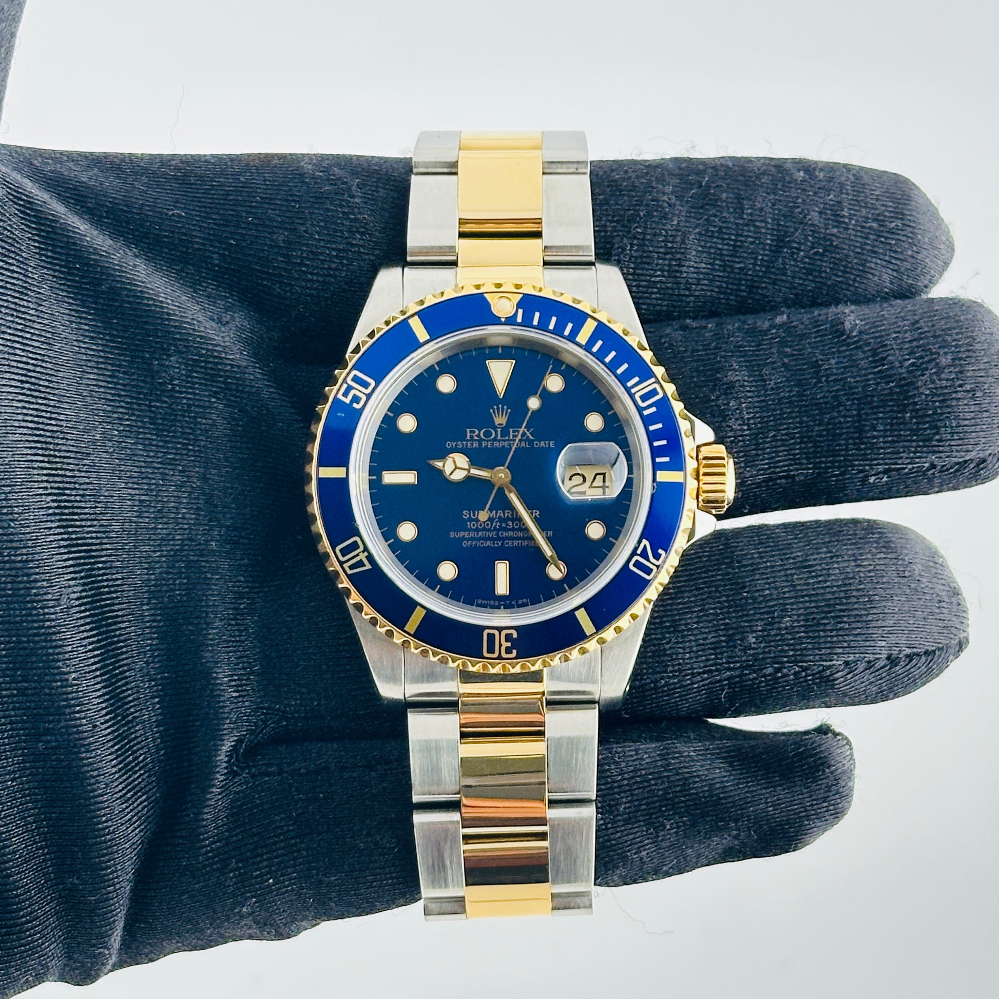 Rolex Submariner Blue Dial on Oyster Ref. 16613 Papers 1993 — view 2