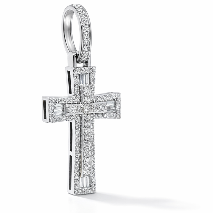 Colgante de cruz de oro blanco de 10 quilates con diamantes redondos y baguettes de 0,70 quilates
