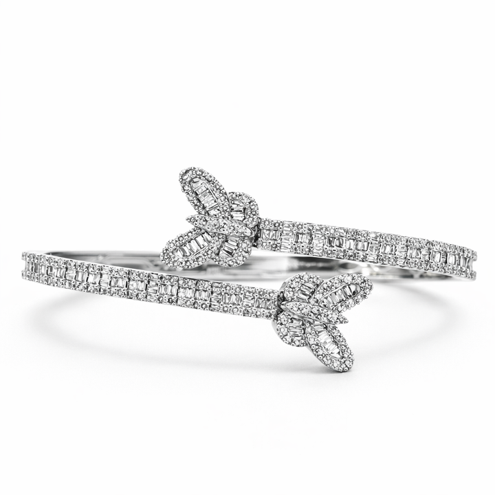 Pulsera de brazalete mariposa de oro blanco de 14K con diamantes redondos brillantes de 2,65 CT