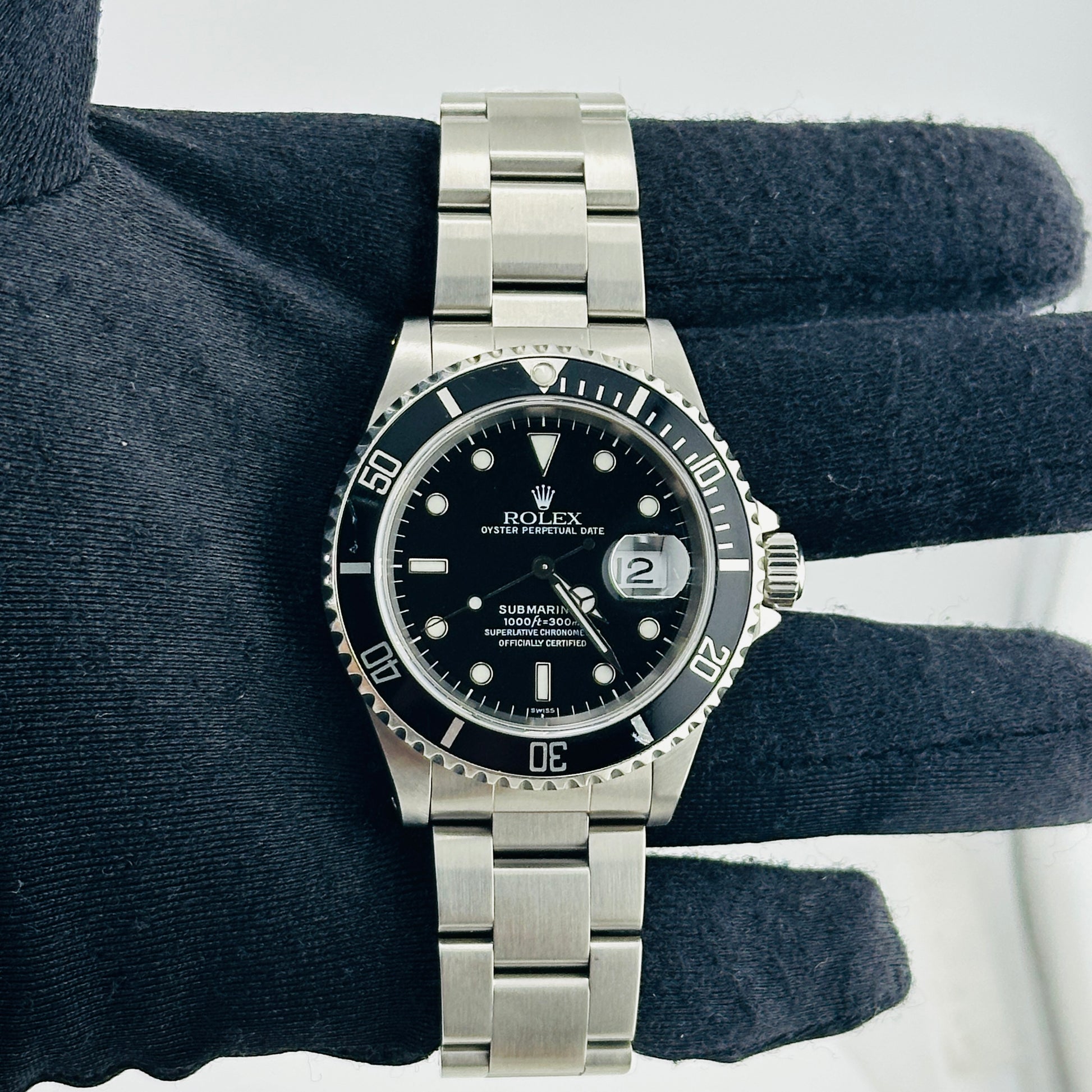 Rolex Submariner Black Dial on Oyster Ref. 16610 Papers 1999 — view 2
