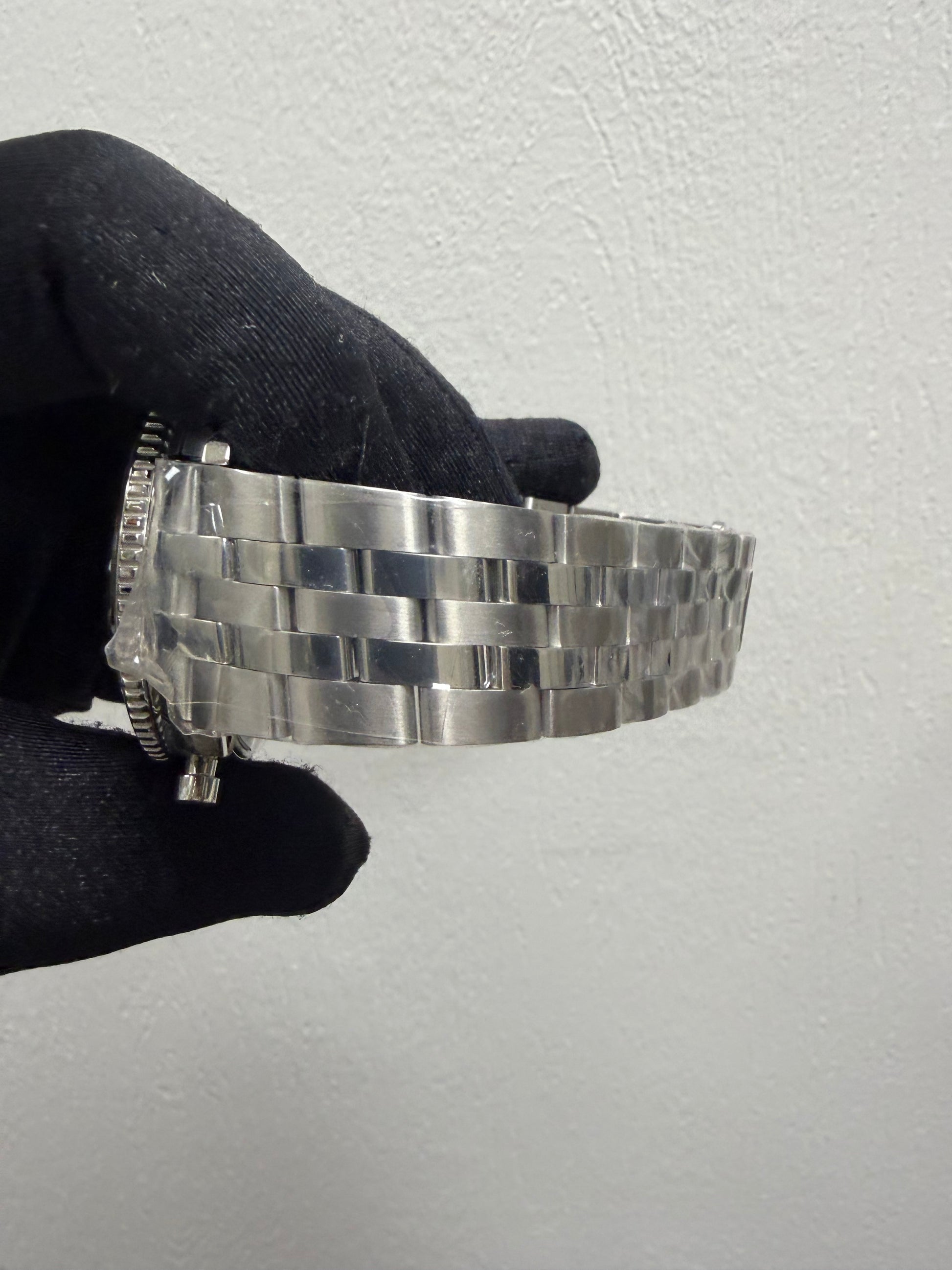 Breitling Super AVI B04 Chronograph GMT Green Dial on Bracelet Ref. AB04452A1L1A1 Card 2026 — view 4