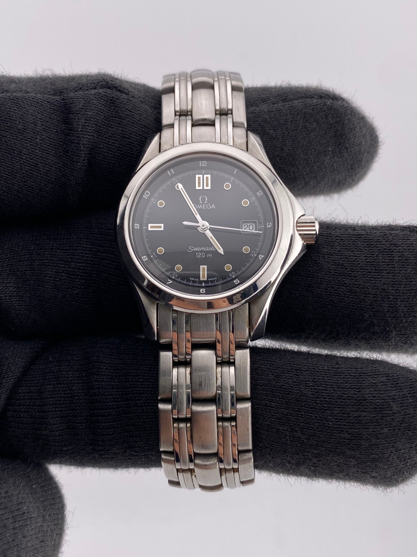 Omega Seamaster Black Dial on Stainless Steel Bracelet Ref. 2571.50 — view 2