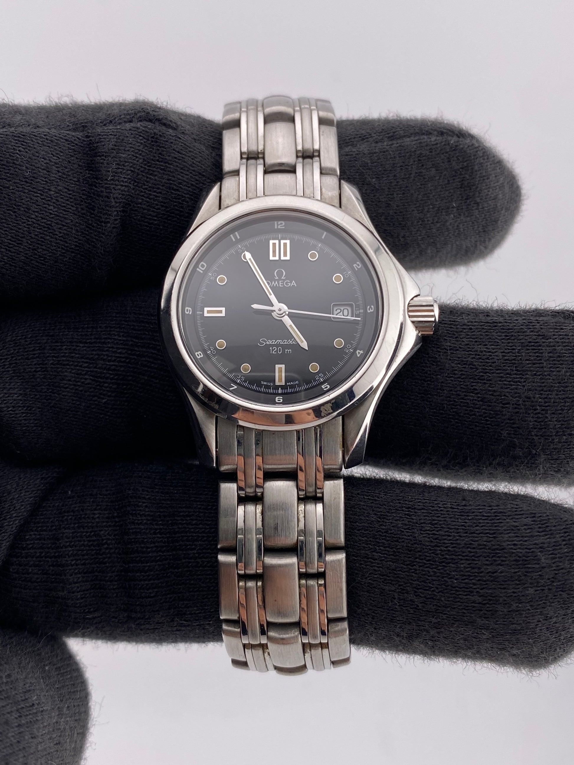 Omega Seamaster Black Dial on Stainless Steel Bracelet Ref. 2571.50 — view 2