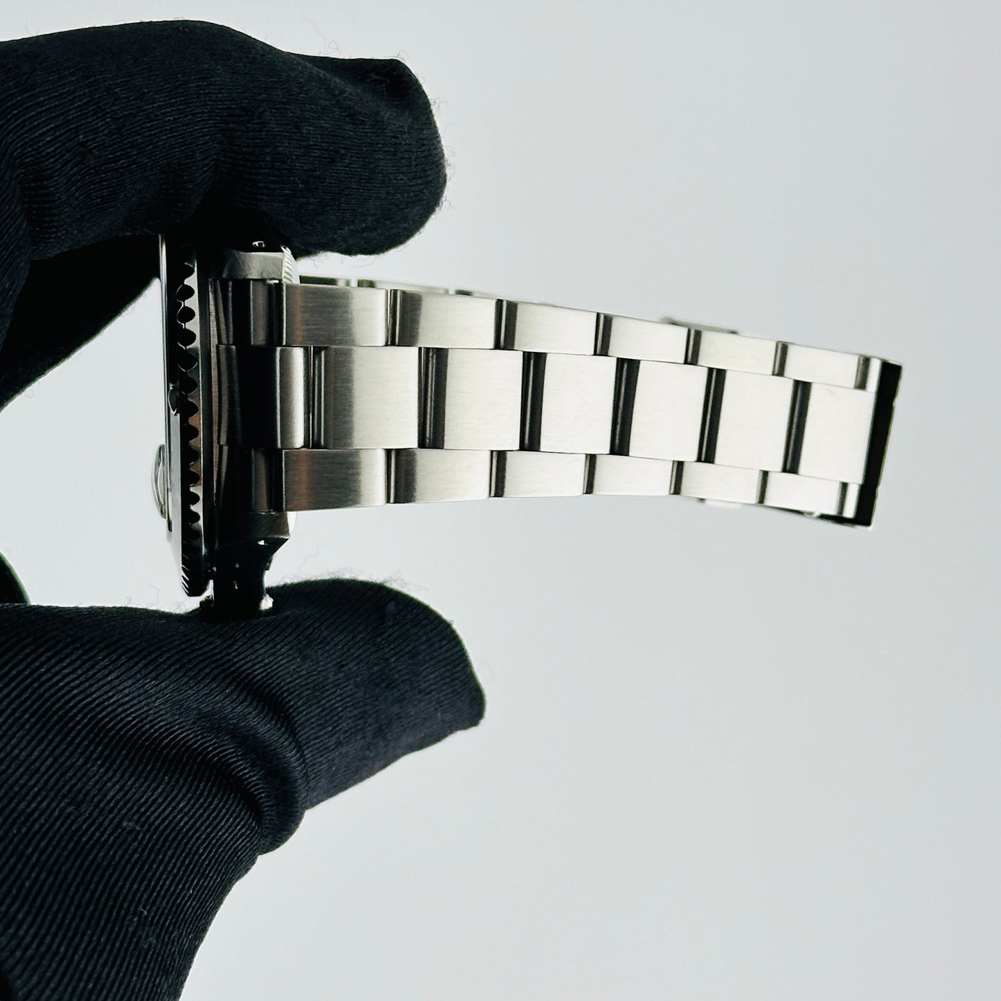 Rolex Submariner Black Dial on Oyster Ref. 16610 Papers 2001 — view 6