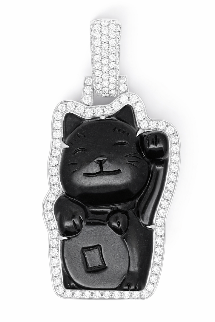 Colgante Envolvente de Oro Blanco de 18K con Gato de la Suerte, Jade y Diamantes