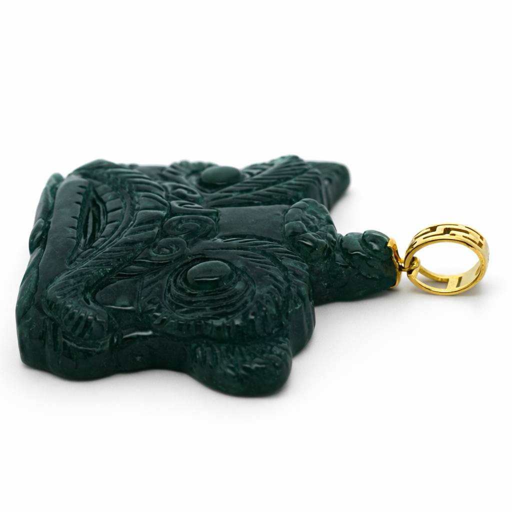 Colgantes YG de jade de dragón y león de 18k Grado A con cierre Versace