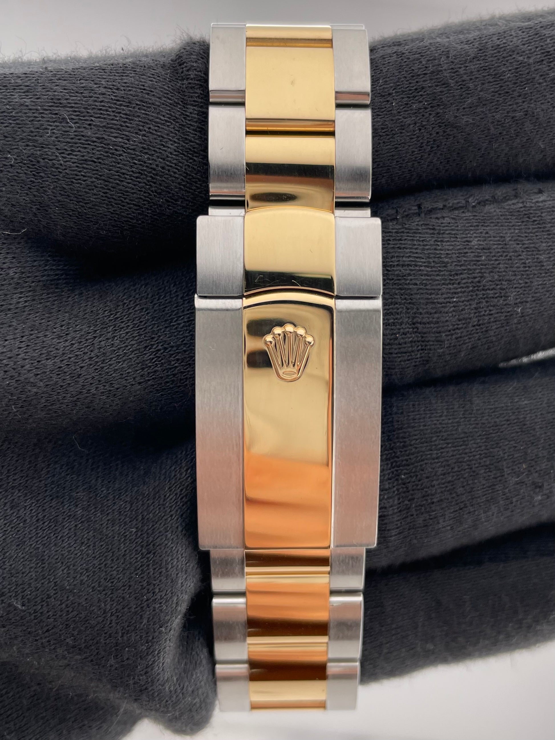 Rolex SkyDweller White Dial on Oyster Ref. 326933 Card 2021 — view 4