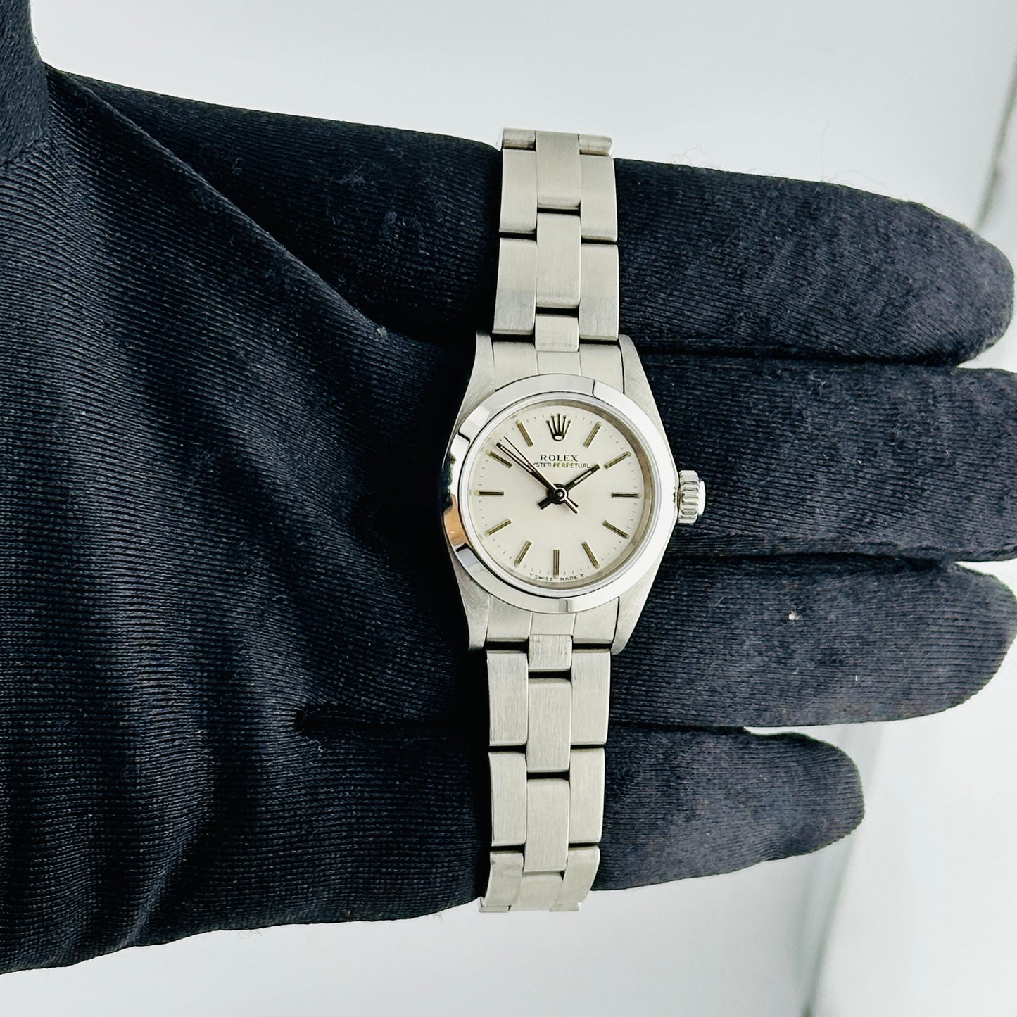 Rolex Oyster Perpetual Silver Dial on Oyster Ref. 67180 Papers 1996 — view 2