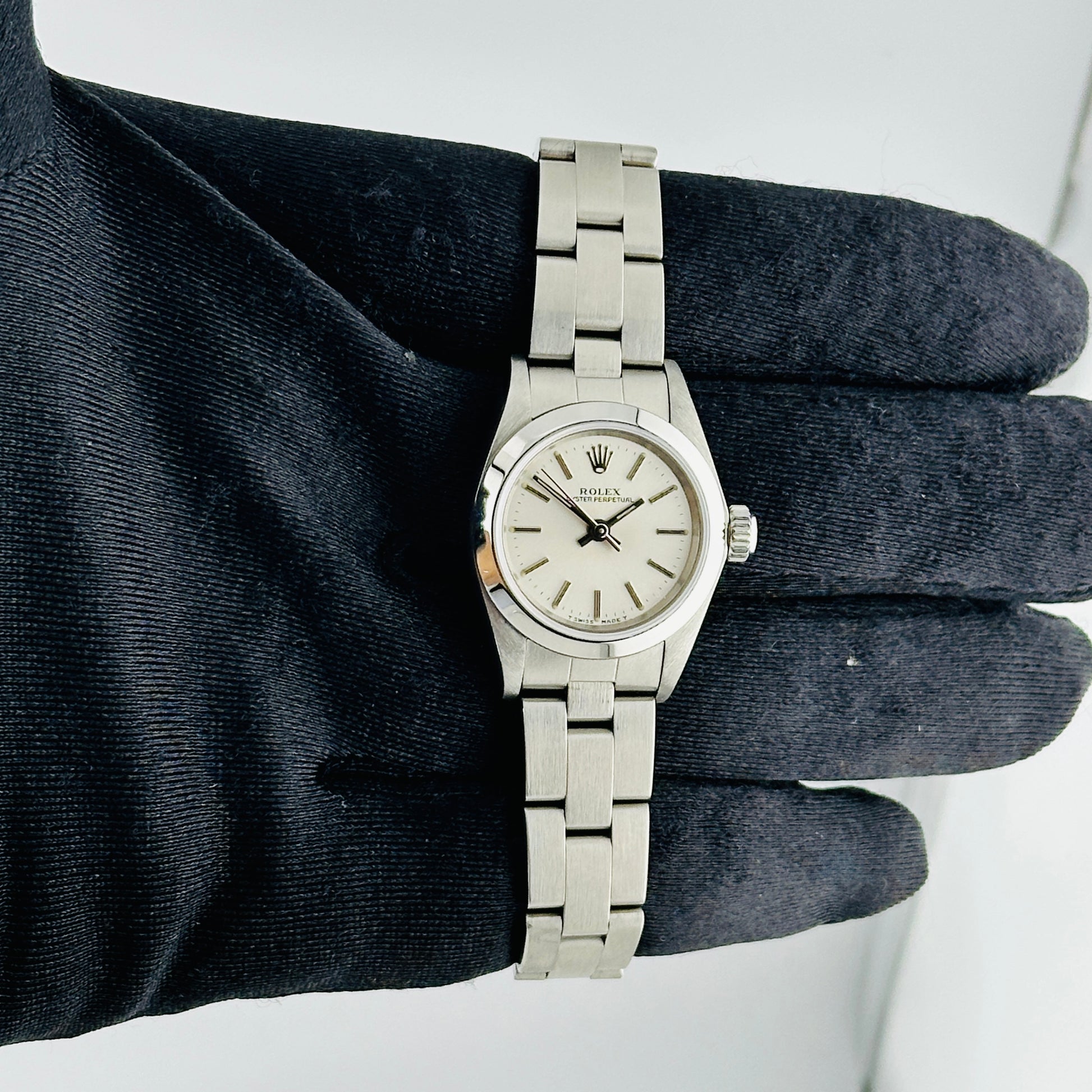 Rolex Oyster Perpetual Silver Dial on Oyster Ref. 67180 Papers 1996 — view 2