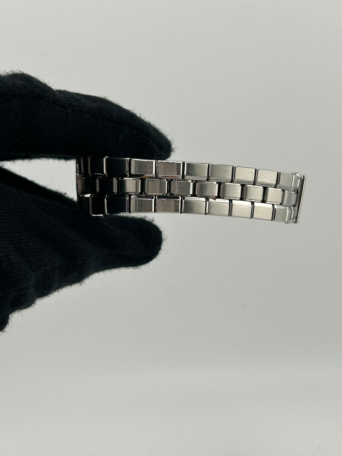 Vacheron Constantin Overseas White Dial on Stainless Steel Bracelet Ref. 16550/423A-8880 — view 6