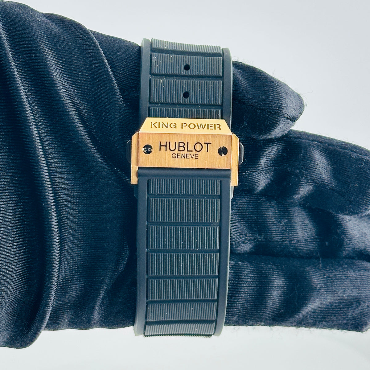 Hublot King Power Foudroyante Black Dial on Rubber Rose Gold Folding Clasp Ref. 715.PX.1128.RX 18K — view 4