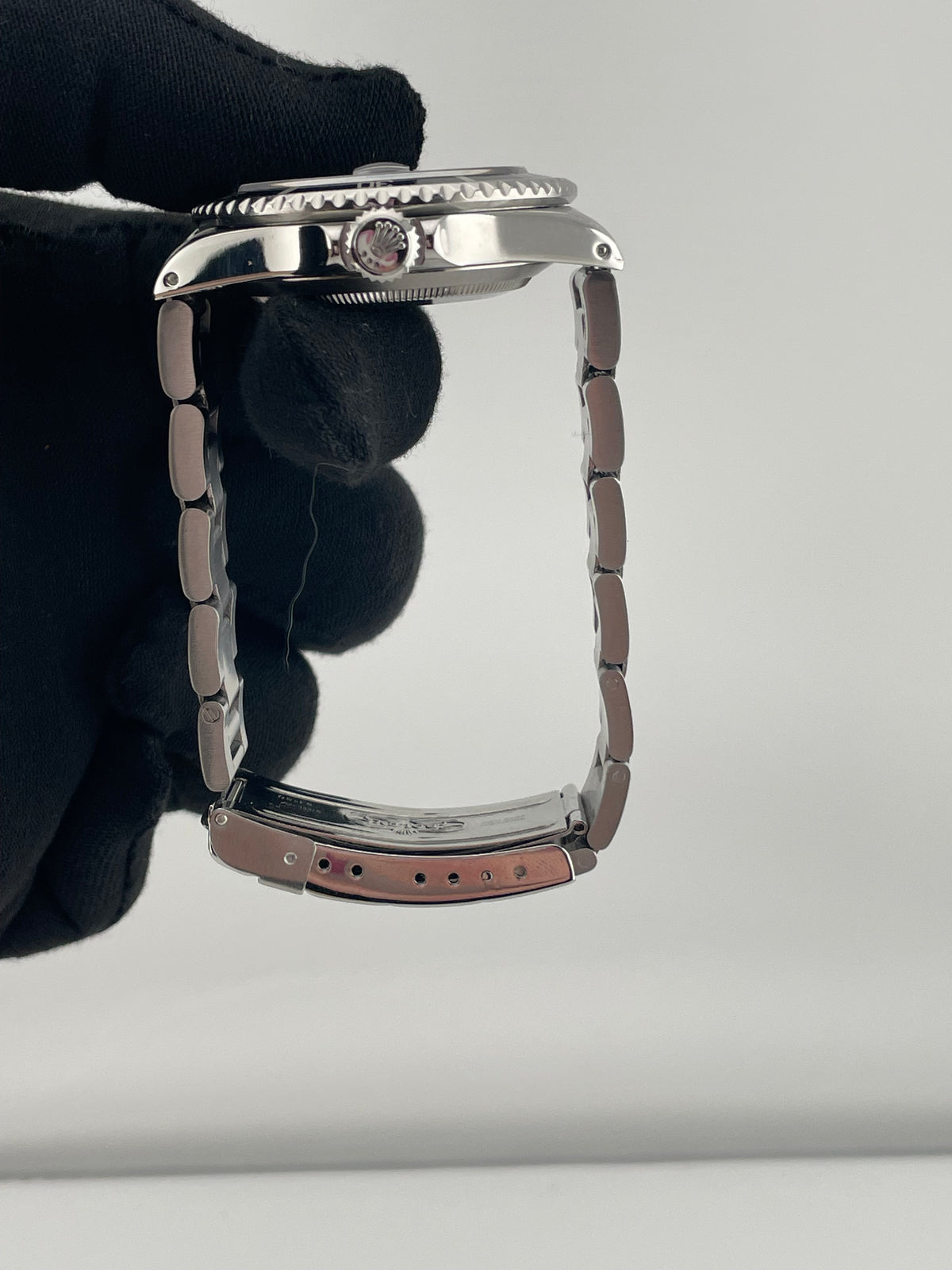 Rolex Submariner Date Black Dial on Oyster Ref. 16610 Papers Open Date — view 6