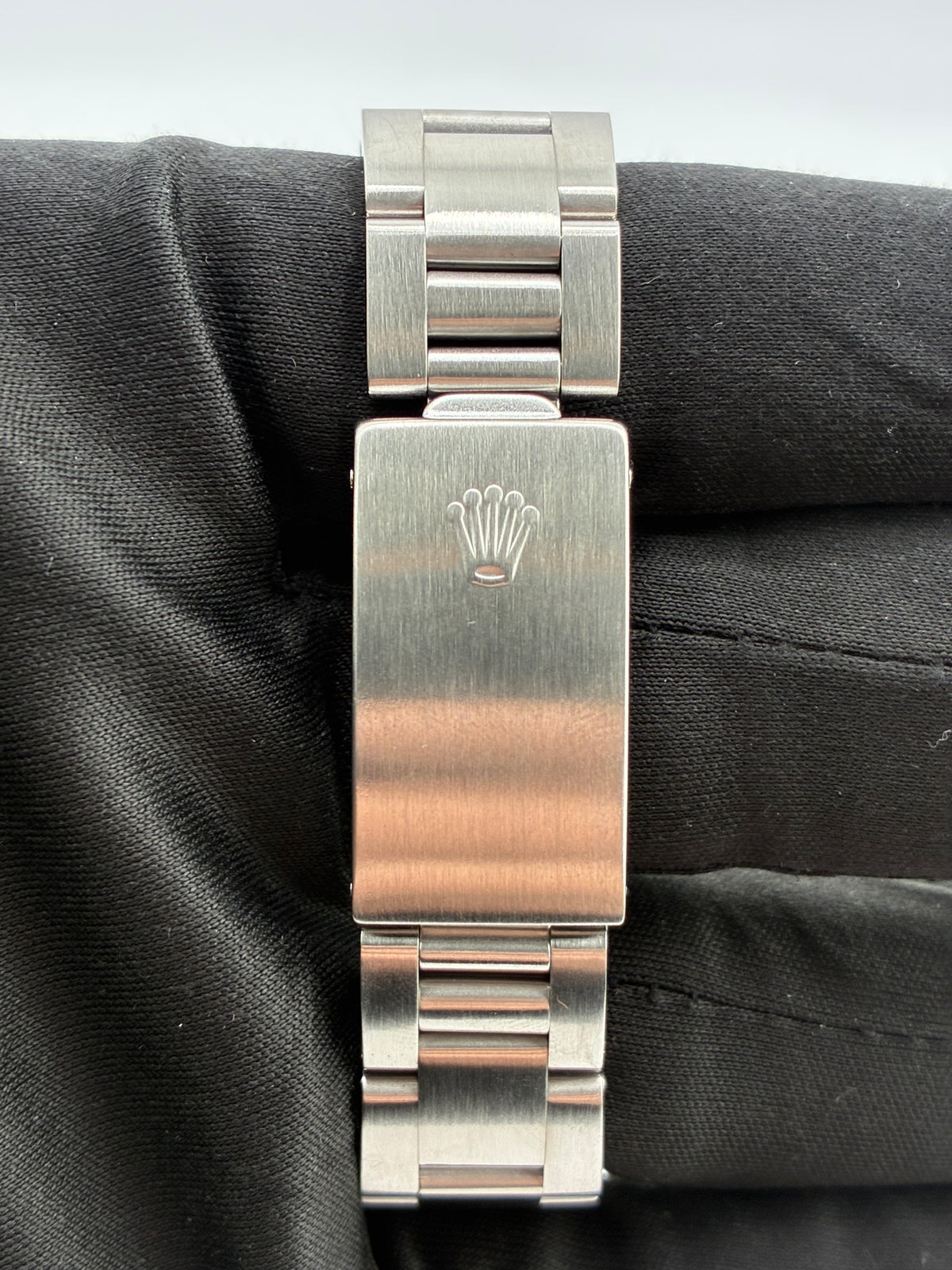 Rolex Oyster Perpetual Black Dial on Oyster Bracelet Ref. 67480 1995 — view 4