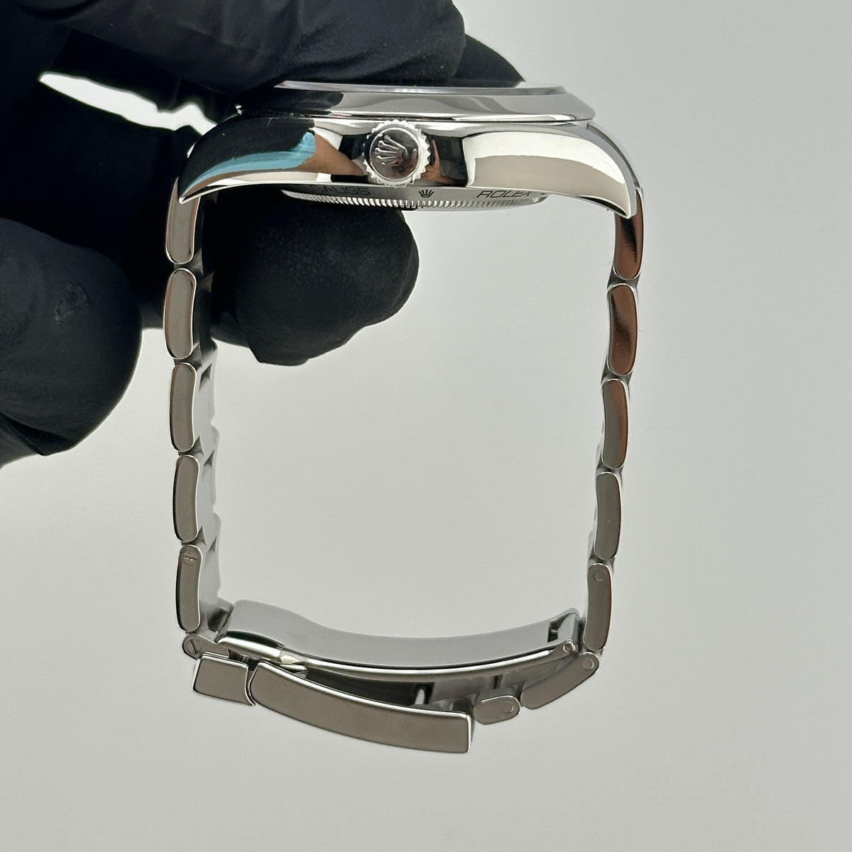 Rolex Milgauss Black Dial on Oyster Bracelet Ref. 116400 Card 2009 — view 7