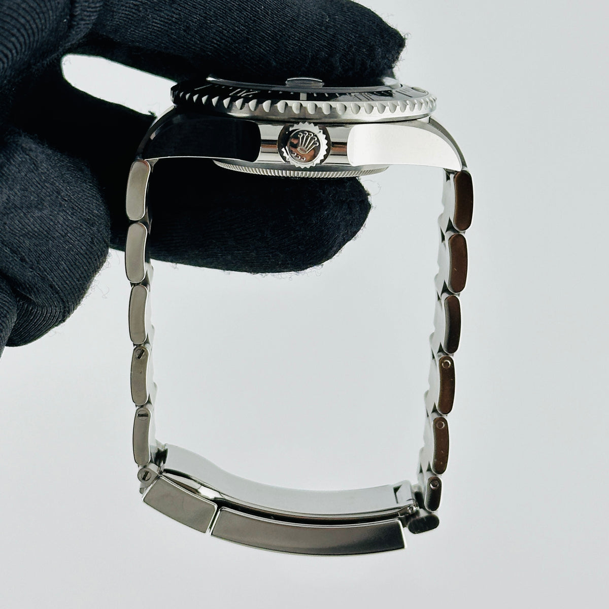 Rolex Sea-Dweller Black Dial on Oyster Bracelet Ref. 126600 Card 2019 — view 6