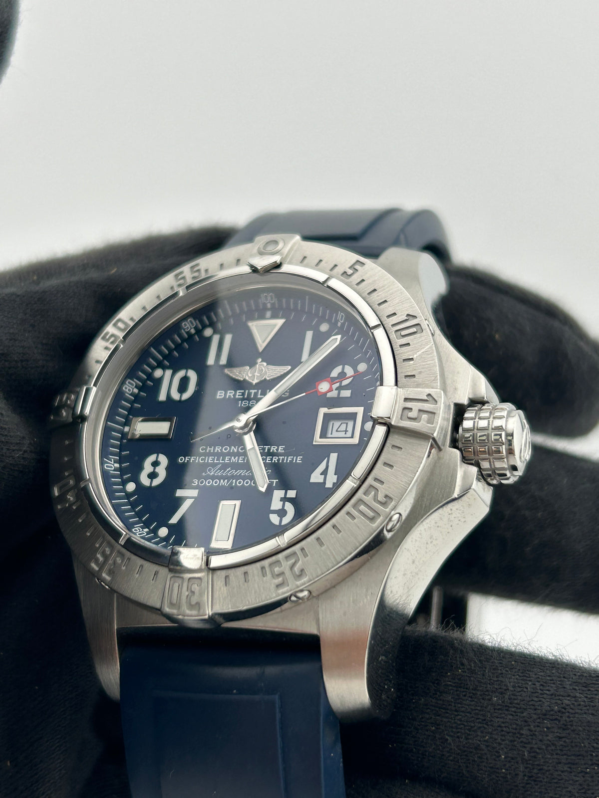 Breitling Avenger Seawolf Blue Dial on Rubber Band Ref. A1733010/C756 Complete 2009 — view 3