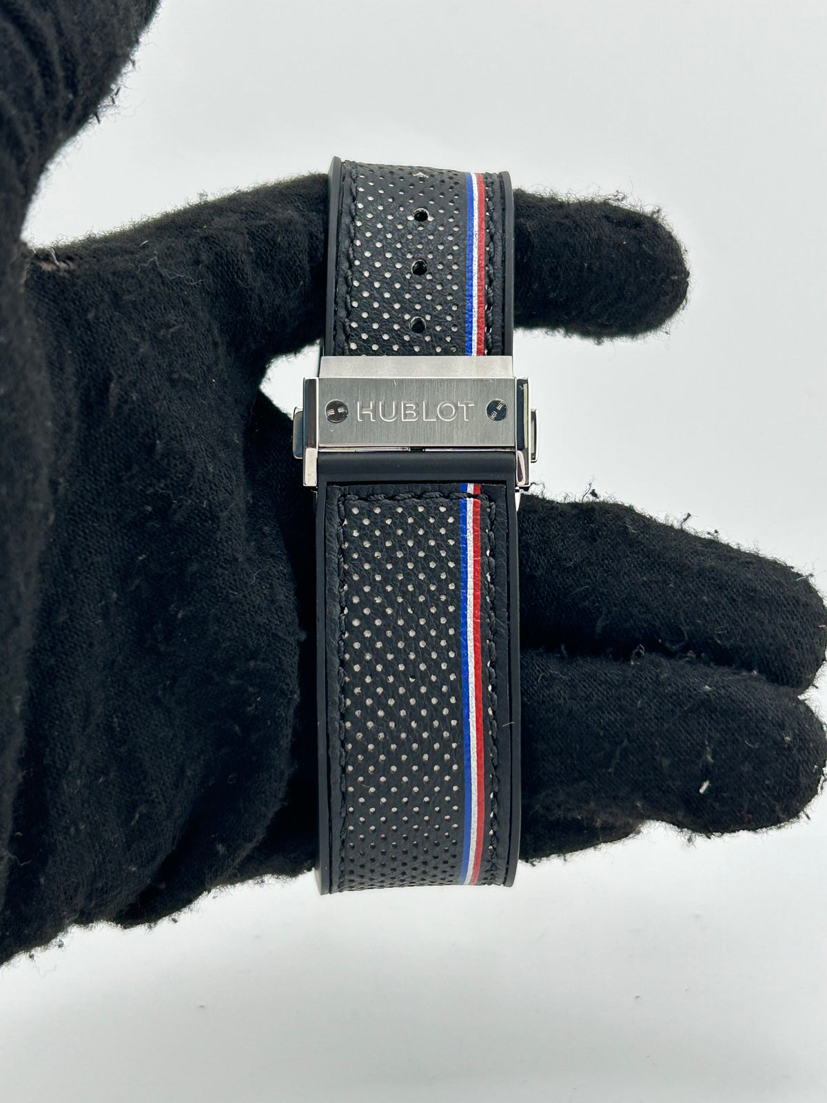 Hublot Classic Fusion Black Dial on Rubber Fold Clasp Ref. 521.NX.1472.VR.TRA14 Complete 2014 — view 3