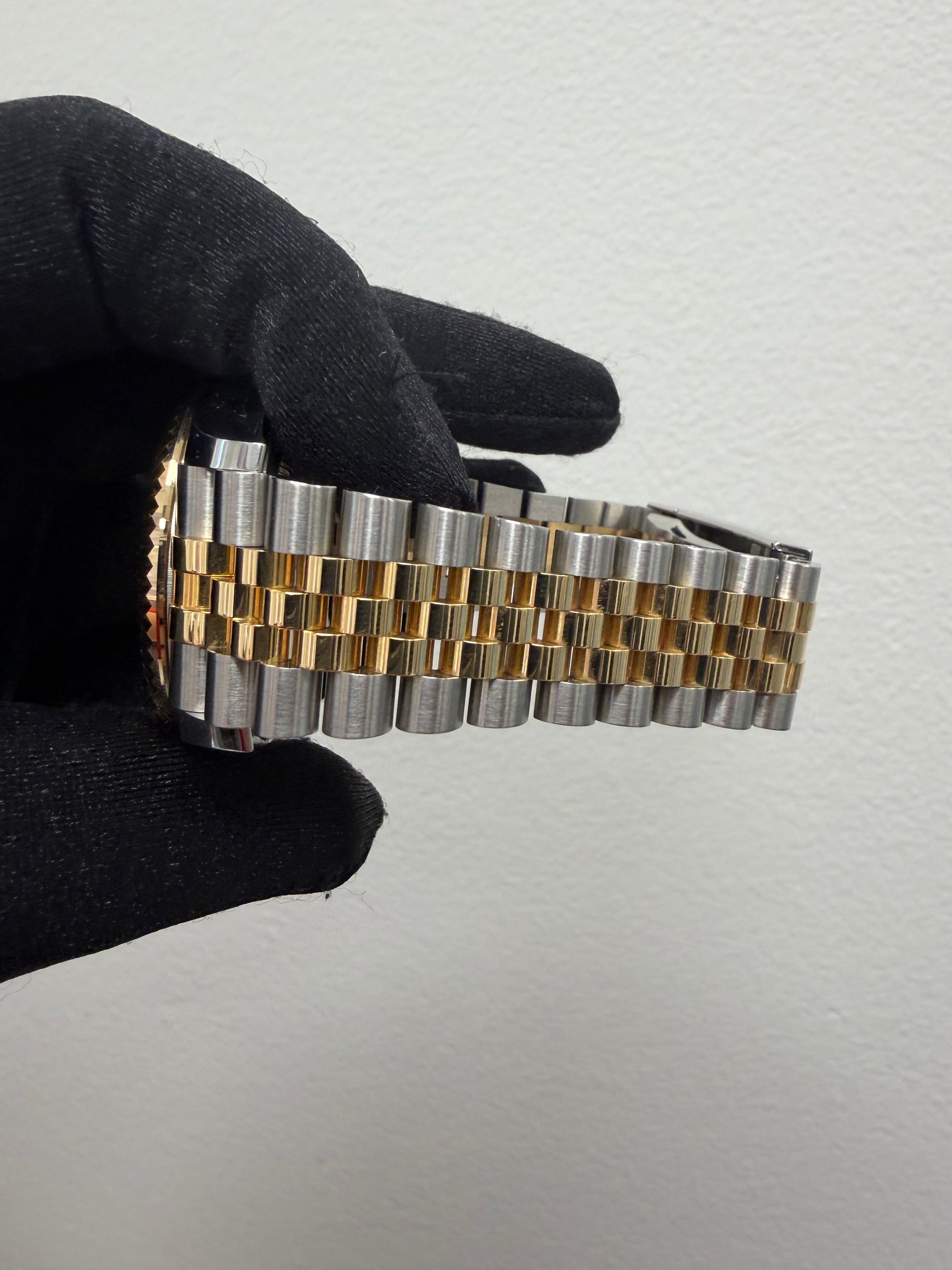 Rolex SkyDweller Champagne Dial on Jubilee Ref. 326933 Card 2021 — view 4