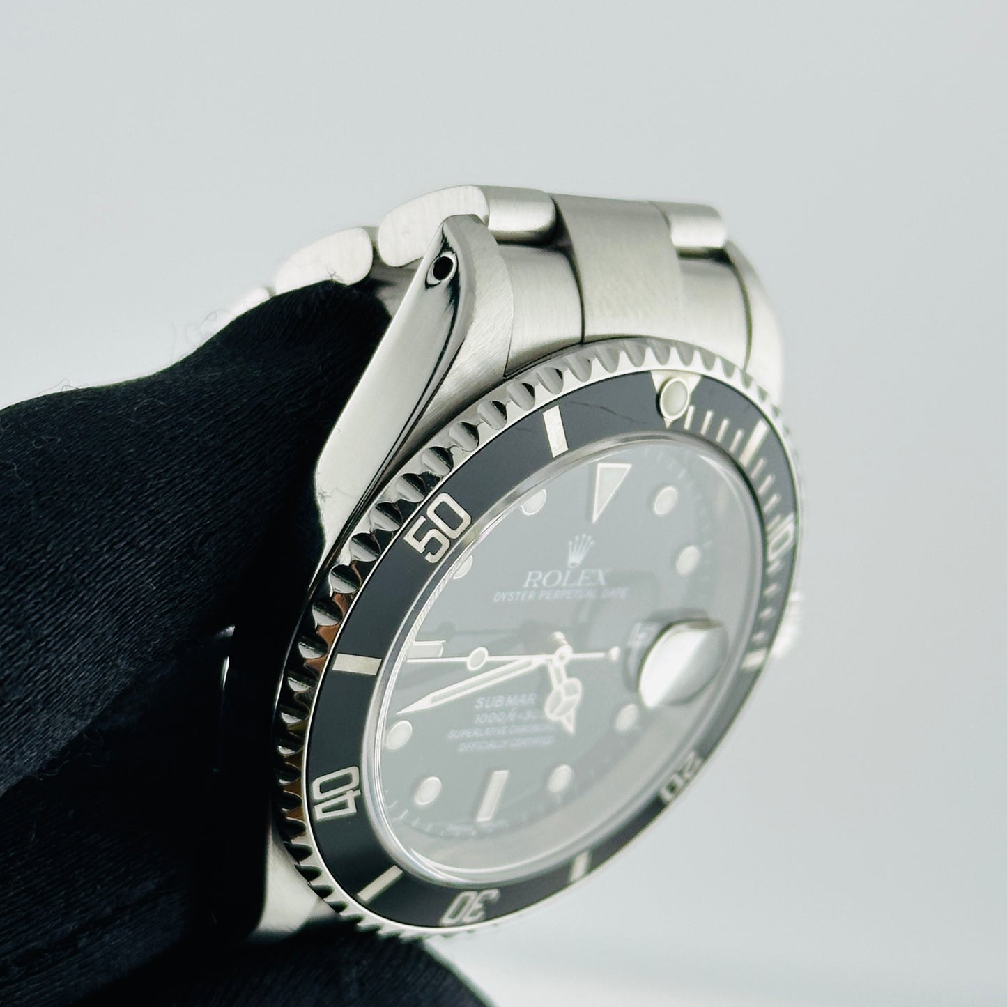 Rolex Submariner Black Dial on Oyster Ref. 16610 Papers 2001 — view 4