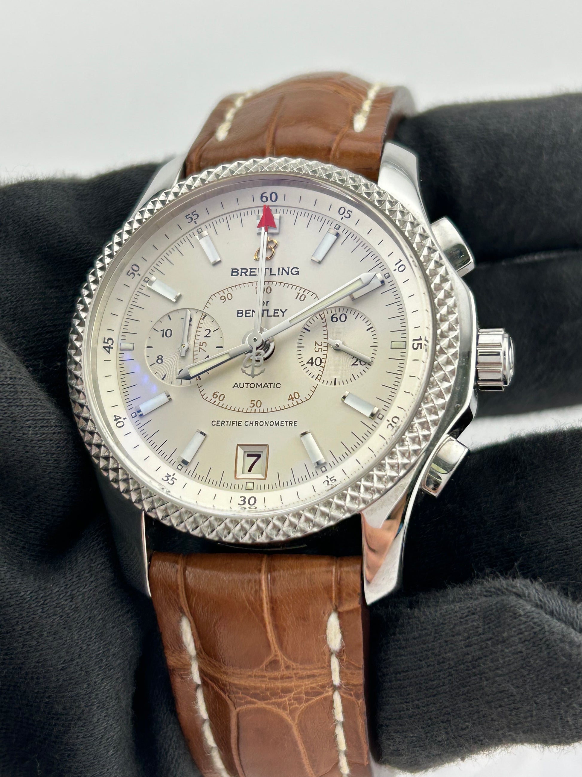 Breitling Bentley Mark VI Silver Dial on Leather Ref. P26362 — view 3